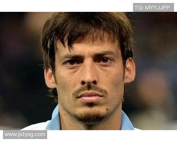 足球巨星化身老年人搞笑恶作剧引发球迷热议与欢笑